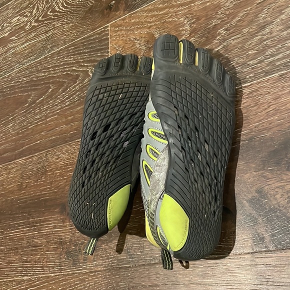 3 toed adventure shoes - Picture 3 of 3